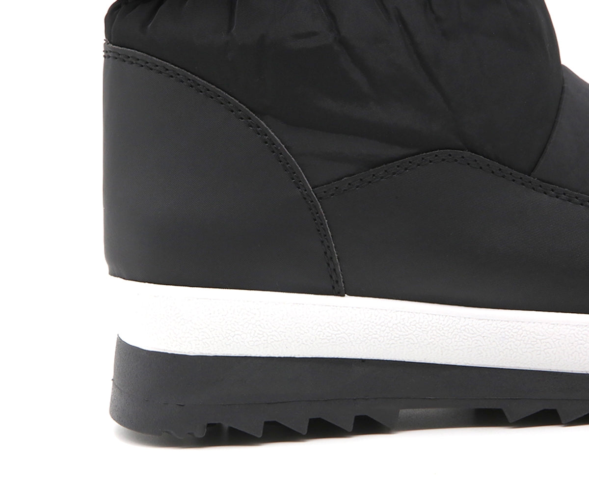 black contrast snowboot