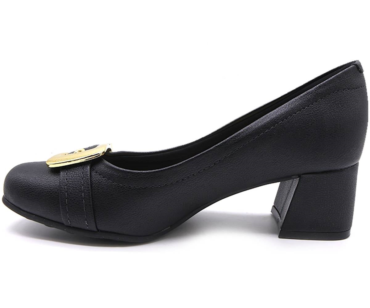 br comfy black buckled pumps