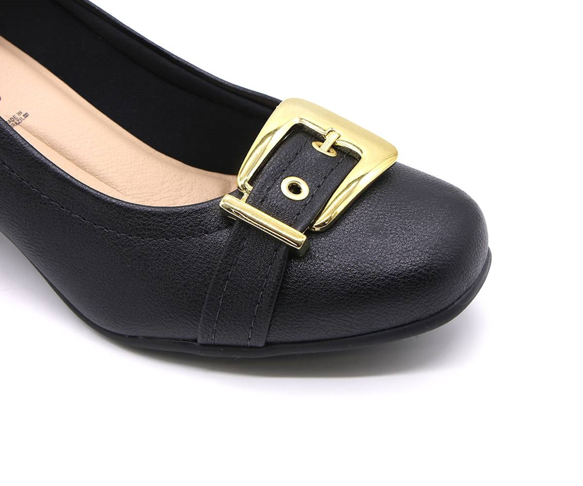 br comfy black buckled pumps