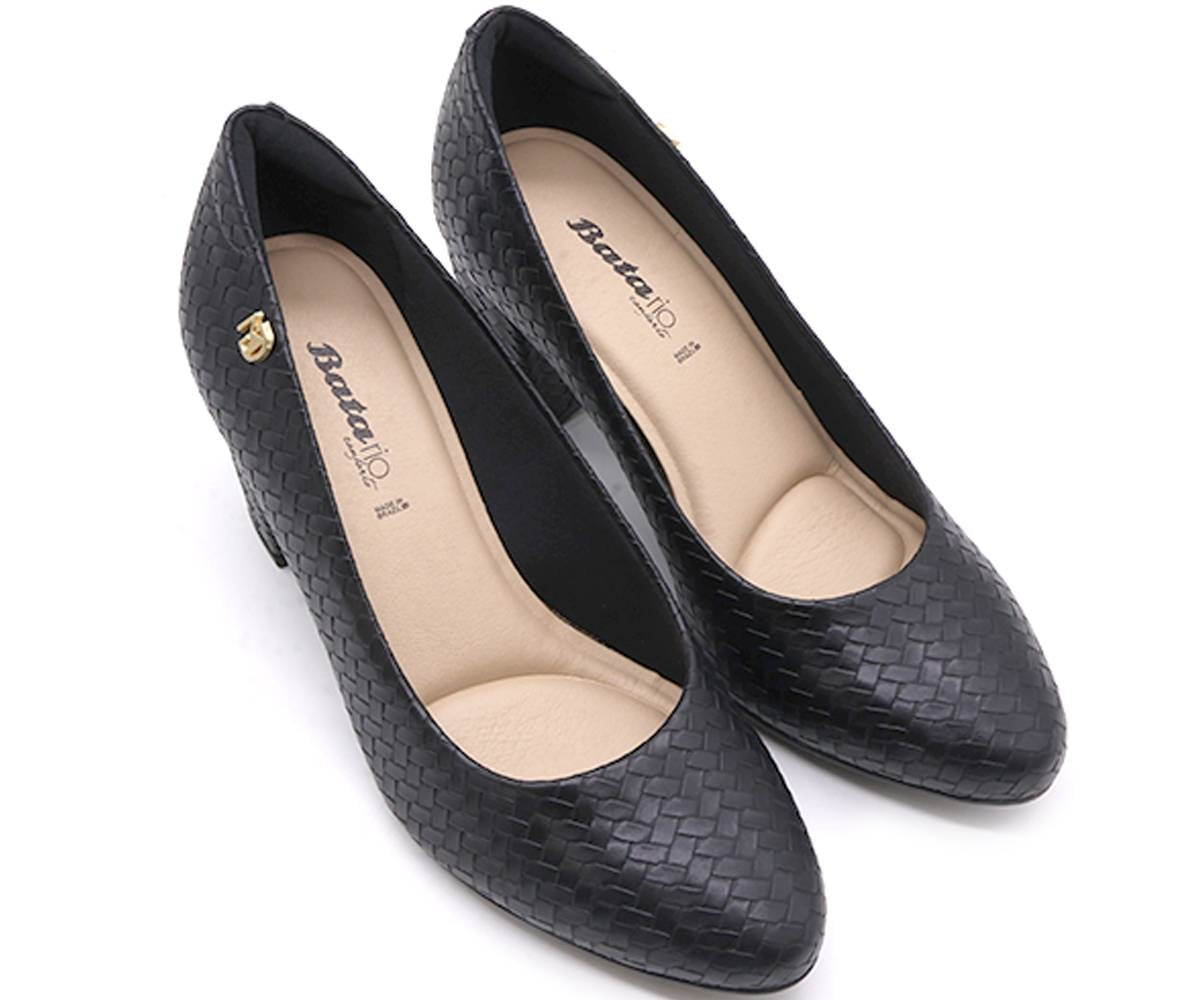 br comfy black woven pumps
