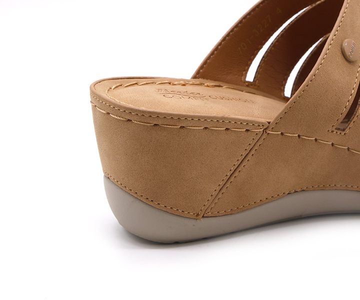 Comfit Camel Cut-Out Wedge Slides