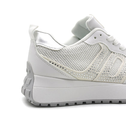 White Mesh-Panel Retro Sneaker in White – close-up of the heel and sole