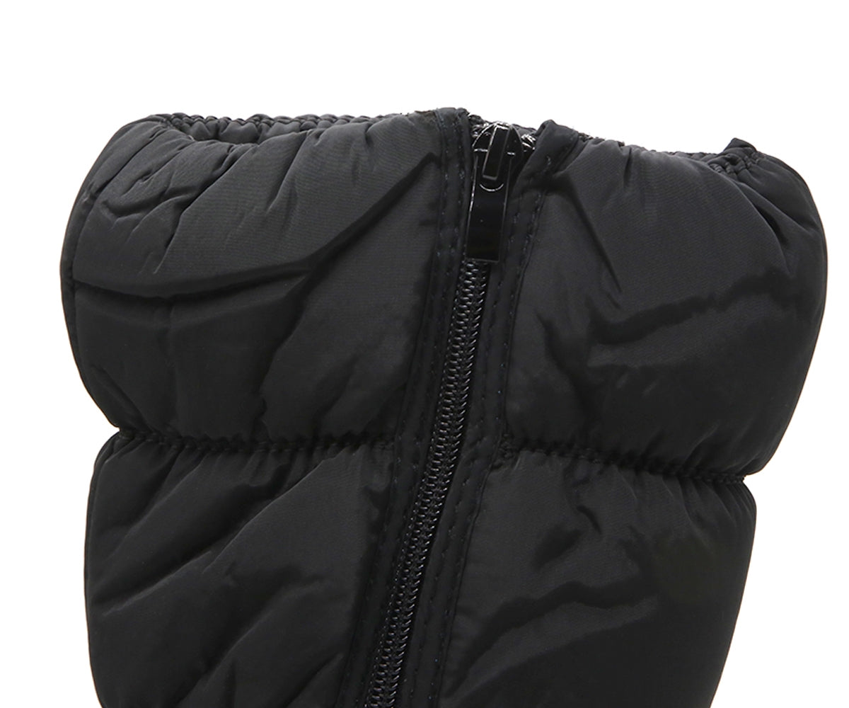 black contrast snowboot