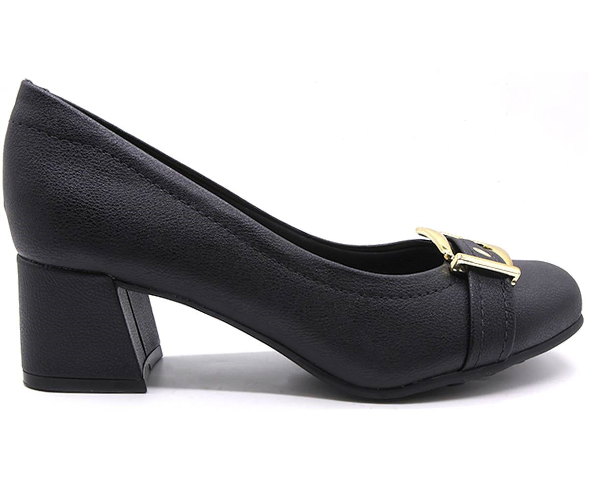 br comfy black buckled pumps