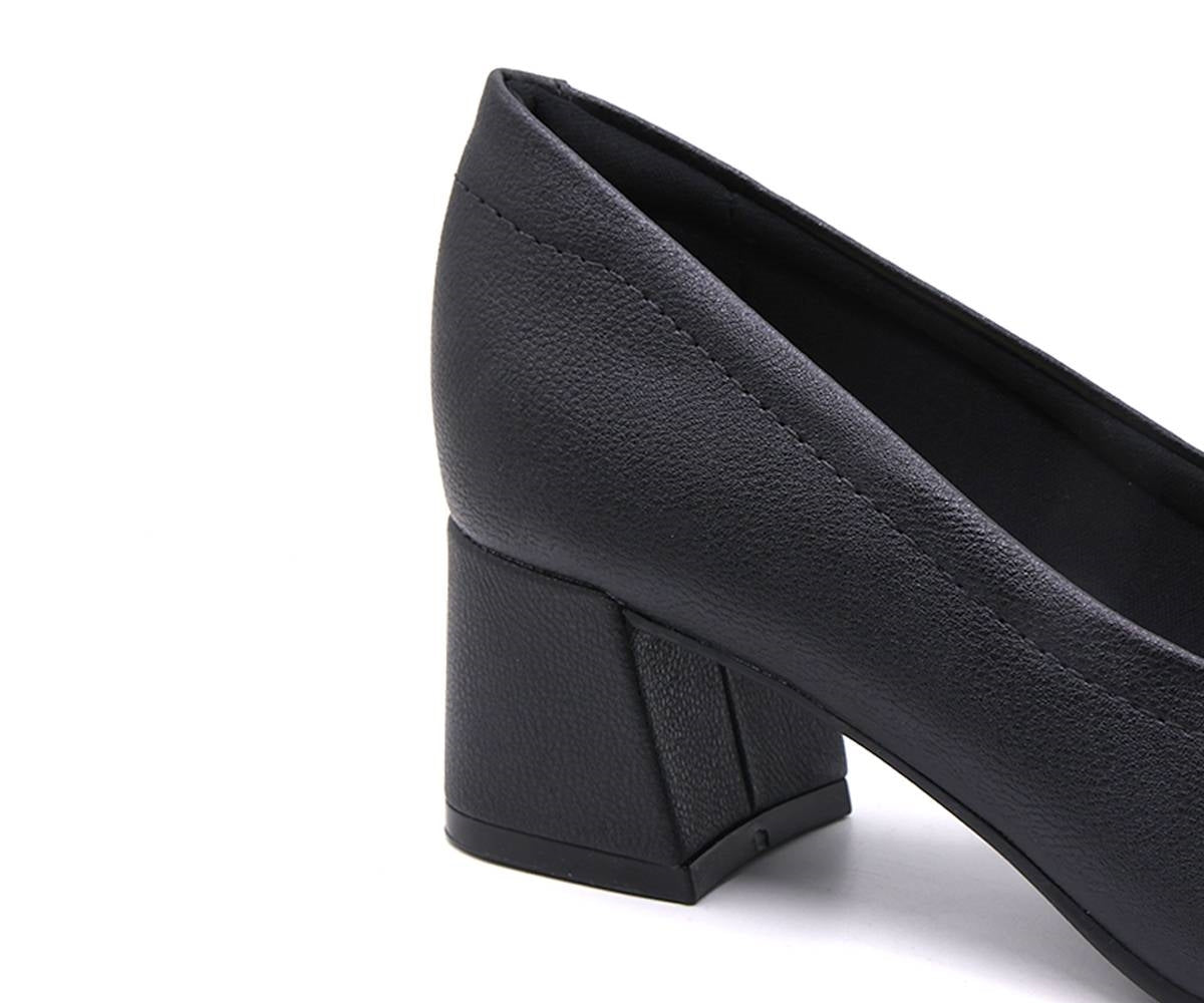 br comfy black buckled pumps