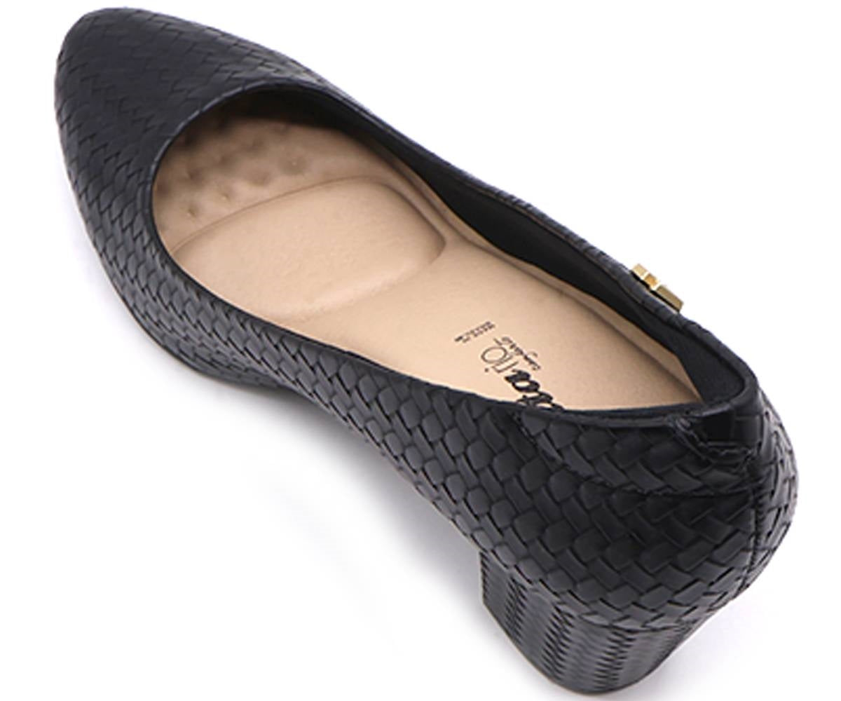 br comfy black woven pumps